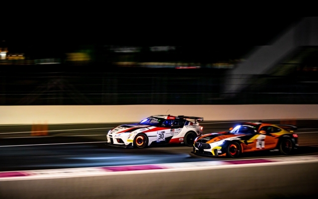  Nuestros coches rugen incluso de noche en la pista 