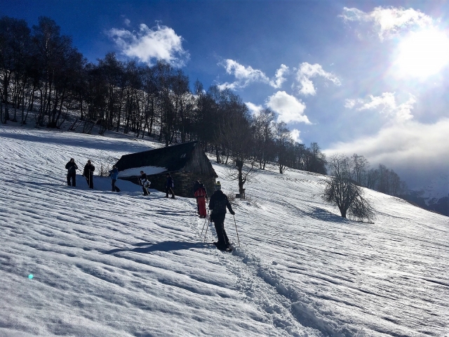  Camicrema con raquetas de nieve