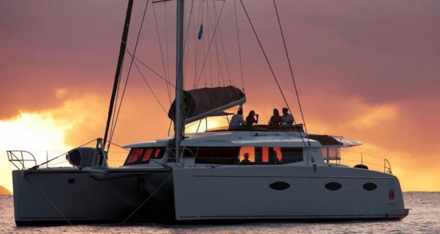  Catamarán al atardecer 