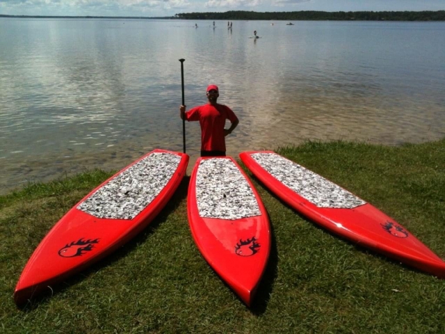 ¡Orgulloso de sus tablas de paddle! 