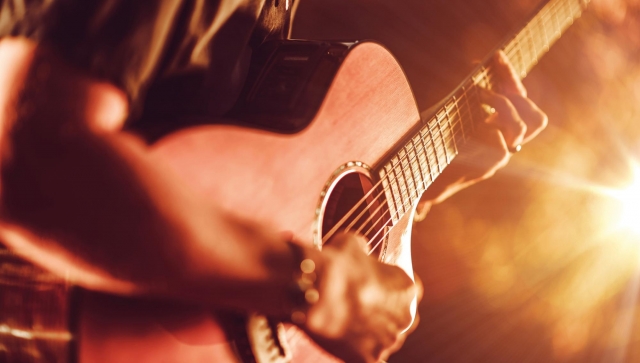 Tarde de guitarra en el barco