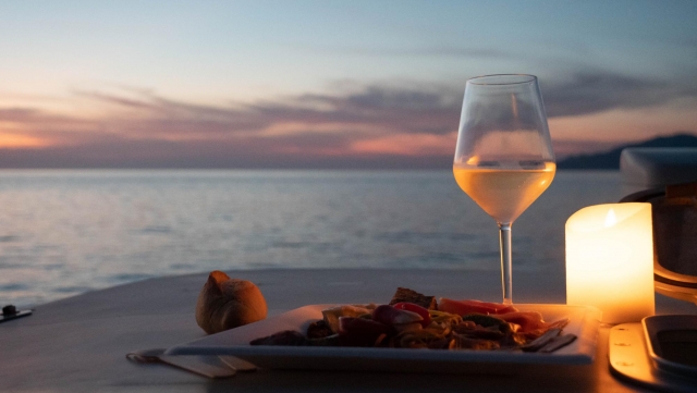 Aperitivo en el mar al atardecer