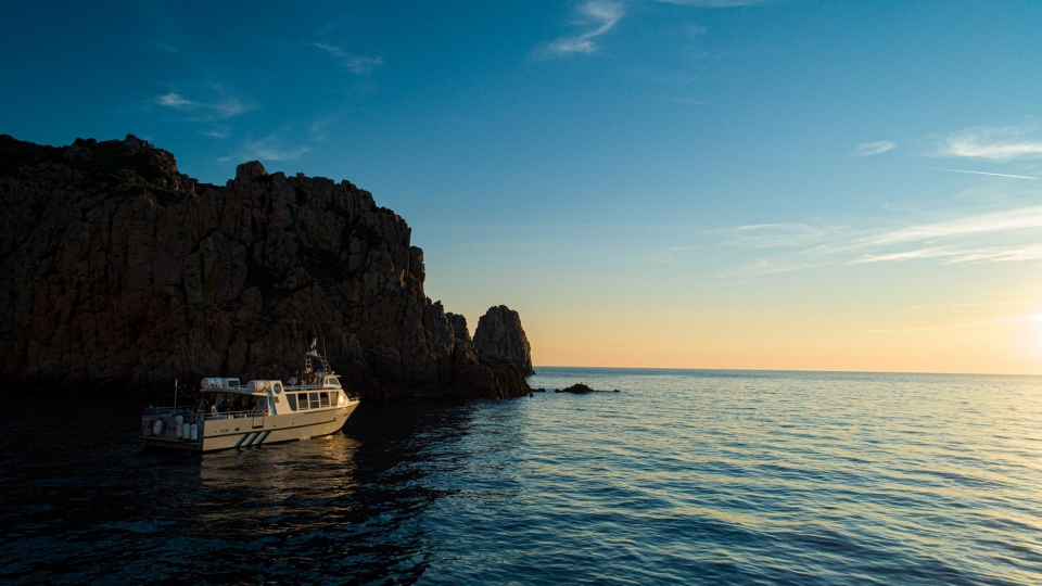  Paseo en barco bajo el atardecer