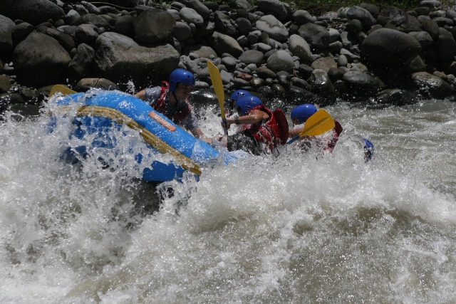 ¡Salta sobre las olas creadas por los estrechos ríos!