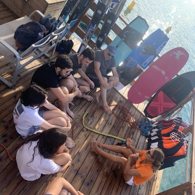  Breve sesión informativa durante una actividad en grupo