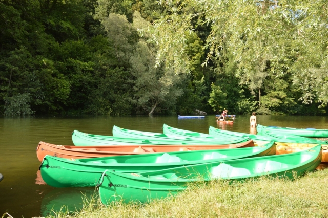  Nuestras canoas en la orilla 