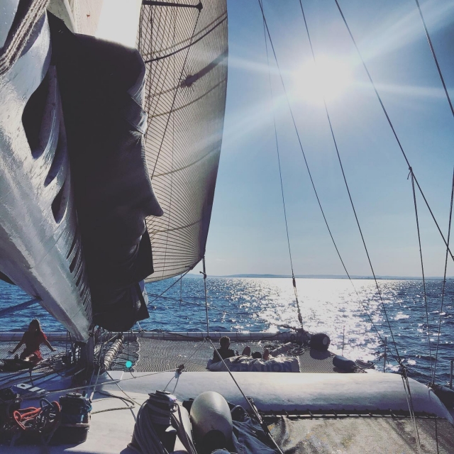  Viaje en catamarán bajo el sol 