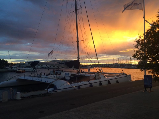  Catamarán en puerto 