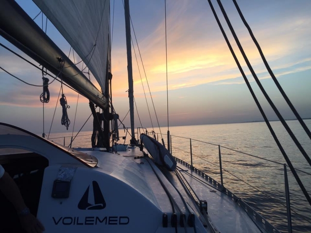  Viaje por mar al atardecer