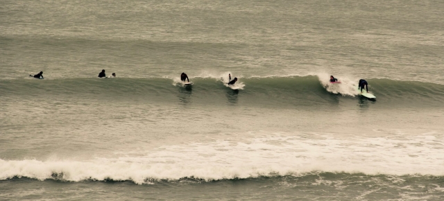 Grupo de surfistas en el mar 
