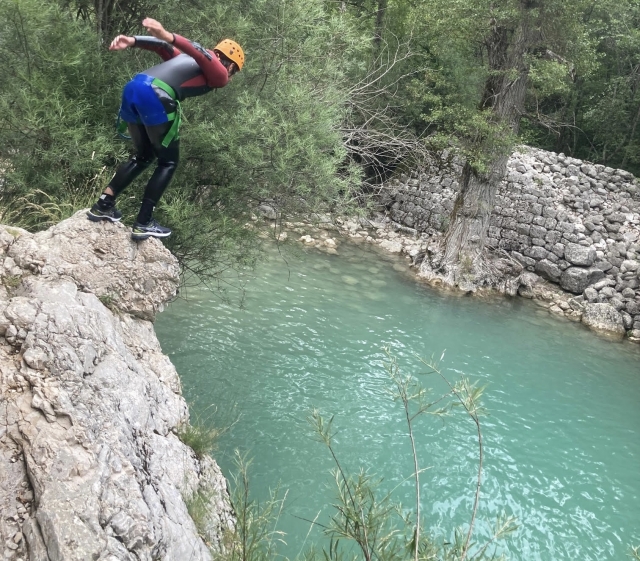  Saltar a una alberca 
