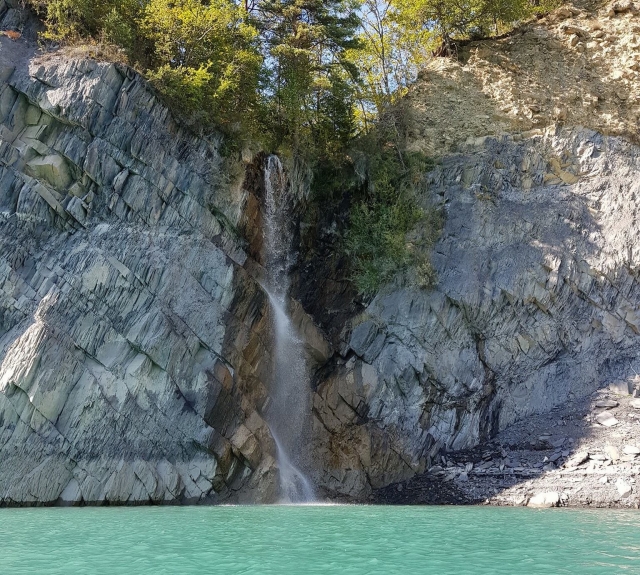  Cascada alrededor del lago 