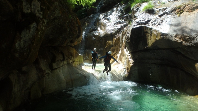 Saltar al agua clara