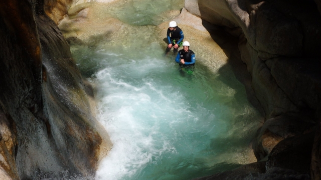 Romper en el agua cristalina 
