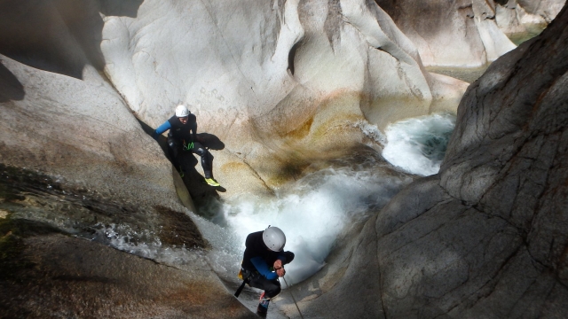  Descenso entre acantilados 