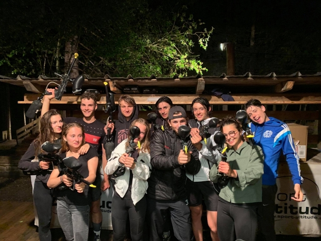  Grupo de amigos antes de una partida de gotcha nocturna 