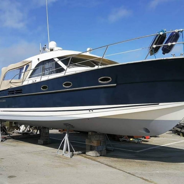  Barco listo para hacerse a la mar 