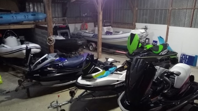 Tus jet skis están bien guardadas 