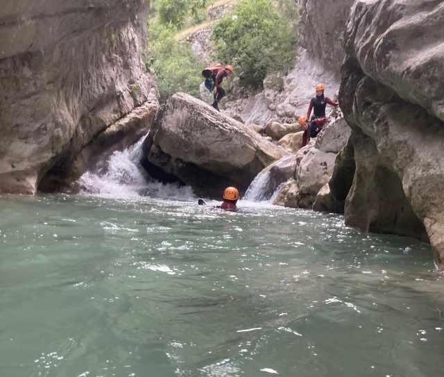  Salto del curso de barranquismo deportivo 