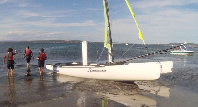  Catamarán a la orilla del agua 