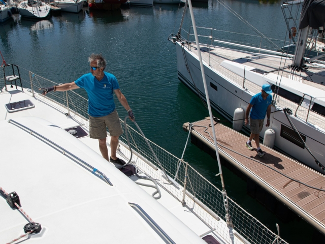 El barco fondeado en el puerto de Sèle 