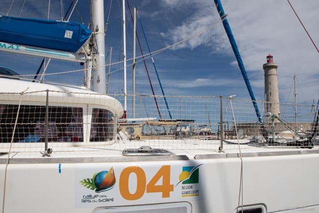  Embarque en nuestro cómodo catamarán en Sèle 