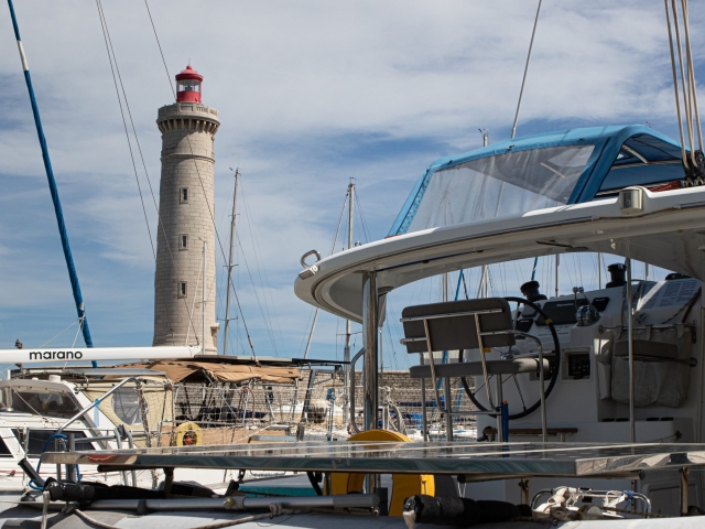 Nuestro barco fondea en el puerto deportivo de Sèle 