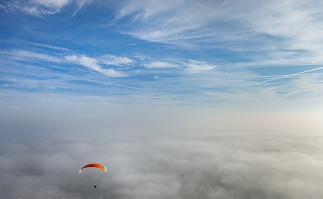  Paramotor sobre las nubes