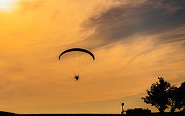  Paramotor al atardecer
