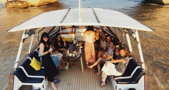  Paseo en barco con amigos 