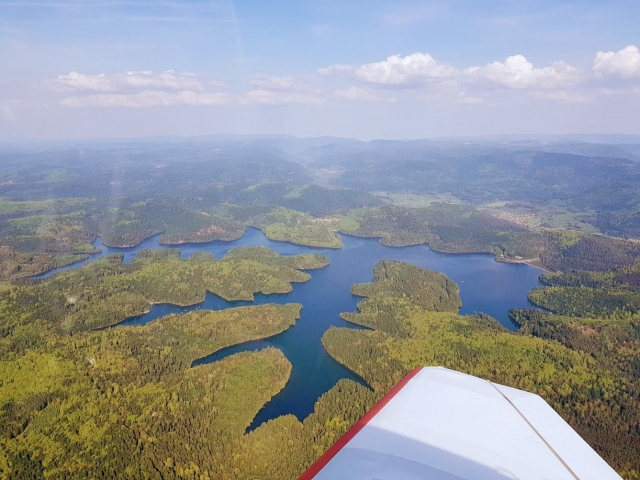  Sobrevolar el lago de piedra horadado 