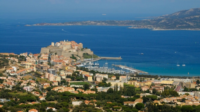  Descubra Calvi desde el aire 