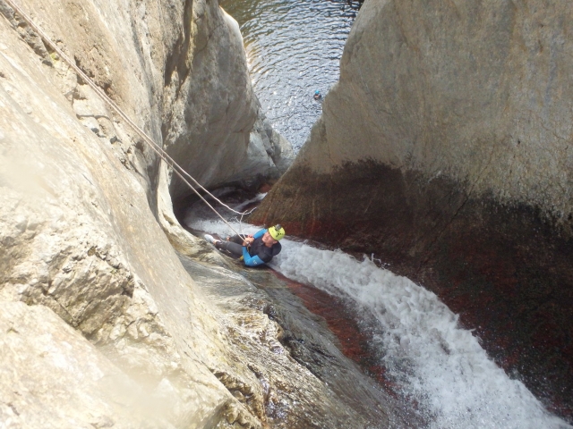  Descenso en rápel al agua 