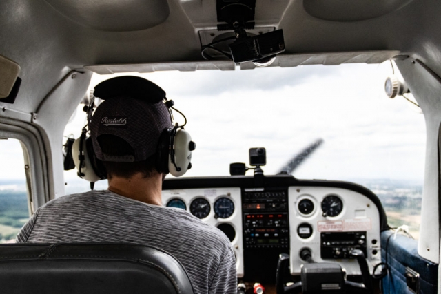  Capacitación para obtener licencias de pilotaje de aviones 