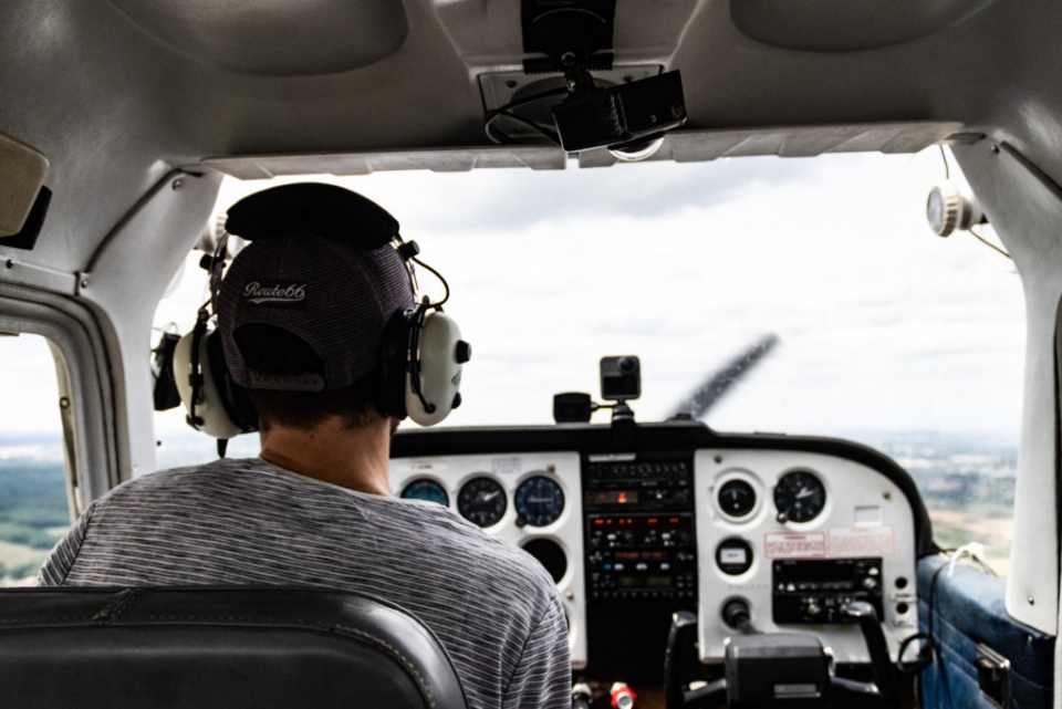  Capacitación para obtener licencias de pilotaje de aviones 