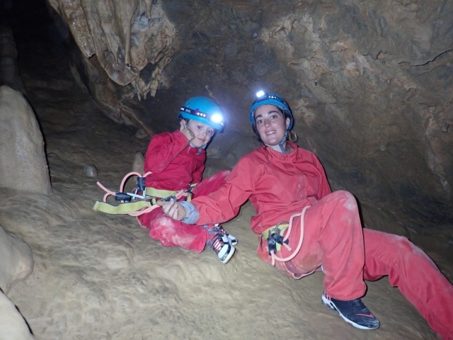  Espeleología en la gruta de Cazals