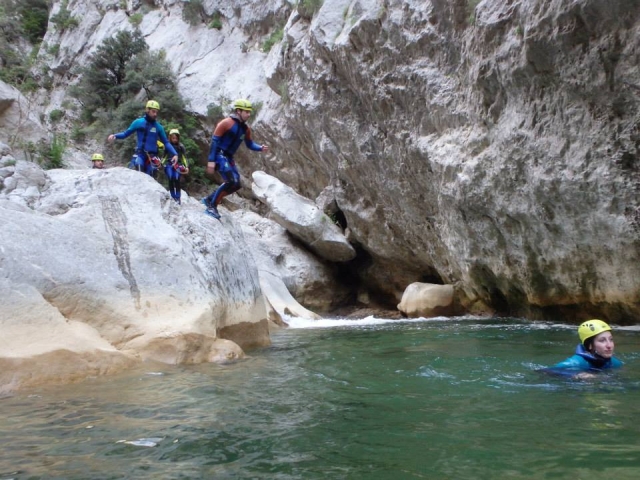  Saltar en el curso de agua 