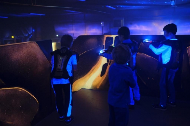  Grupo de amigos jugando 