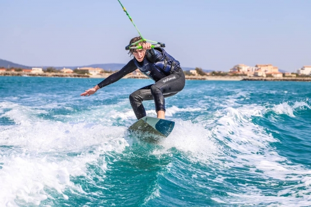  Subir las olas en una tabla de wakeboard 