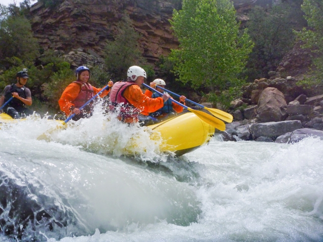  Pasar rápidos en rafting 