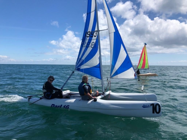  Catamarán con piloto