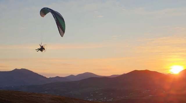  Vuelo en paramotor al atardecer