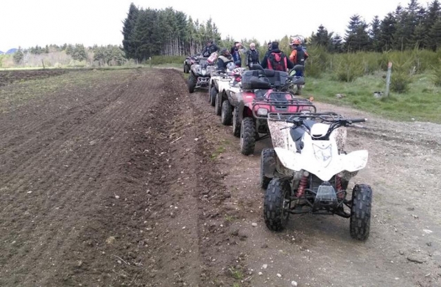  Cuatrimoto biplaza por un camino rural 