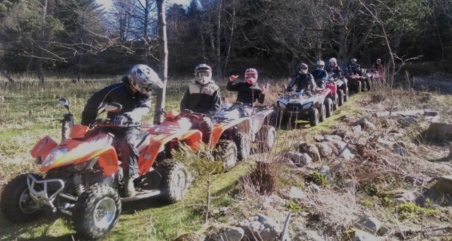 Paseo en cuatrimoto con amigos 