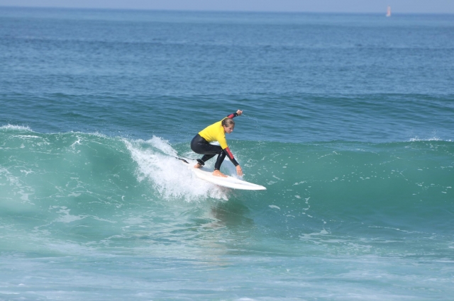 Surfista sobre una ola 