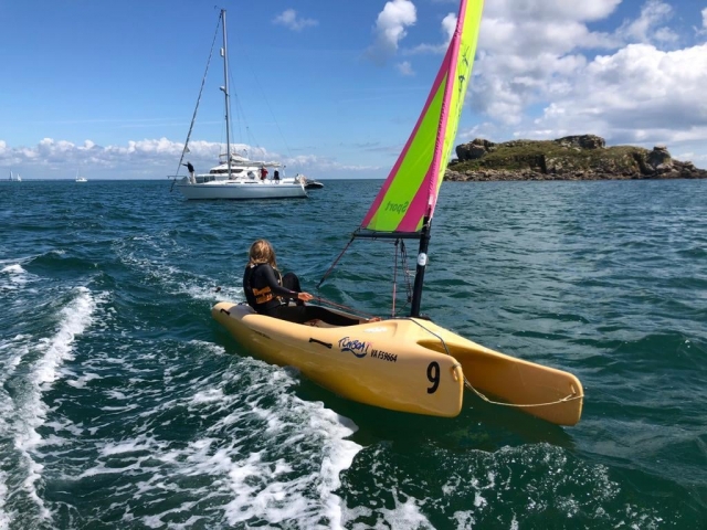Naveganle en su catamarán