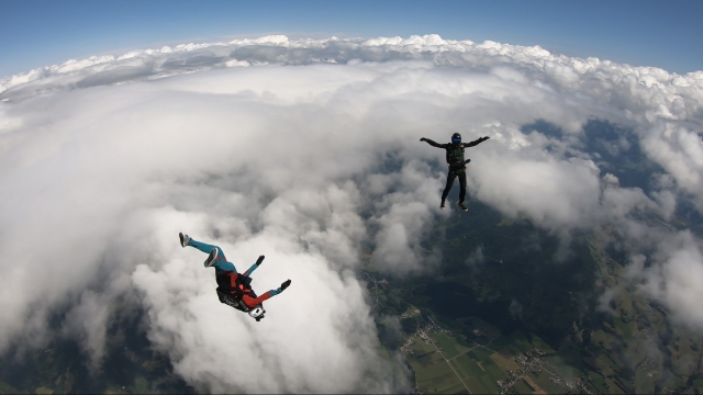  Caída libre entre las nubes 
