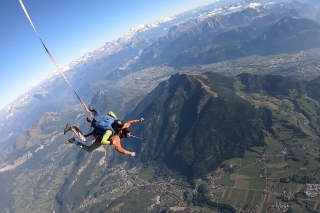 Bautismo en paracaídas tándem en Viuz-en-Sallaz 4000m