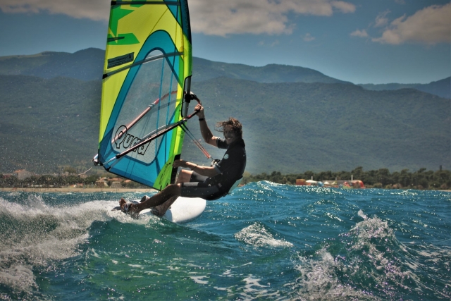  Surfeando las olas practicando windsurf