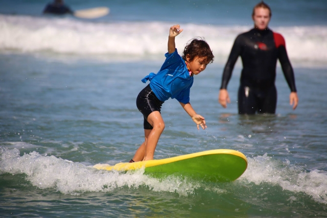  Clases de surf para niños 
